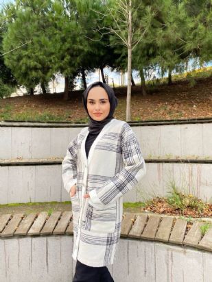 Desenli Çift Cepli Beyaz Hırka